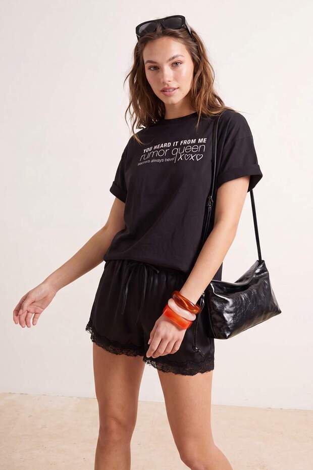 Siyah Slogan Oversize/Geniş Kalıp Düşük Kol Kısa Kollu %100 Pamuk Örme T-Shirt TWOSS26TS00118 - 2