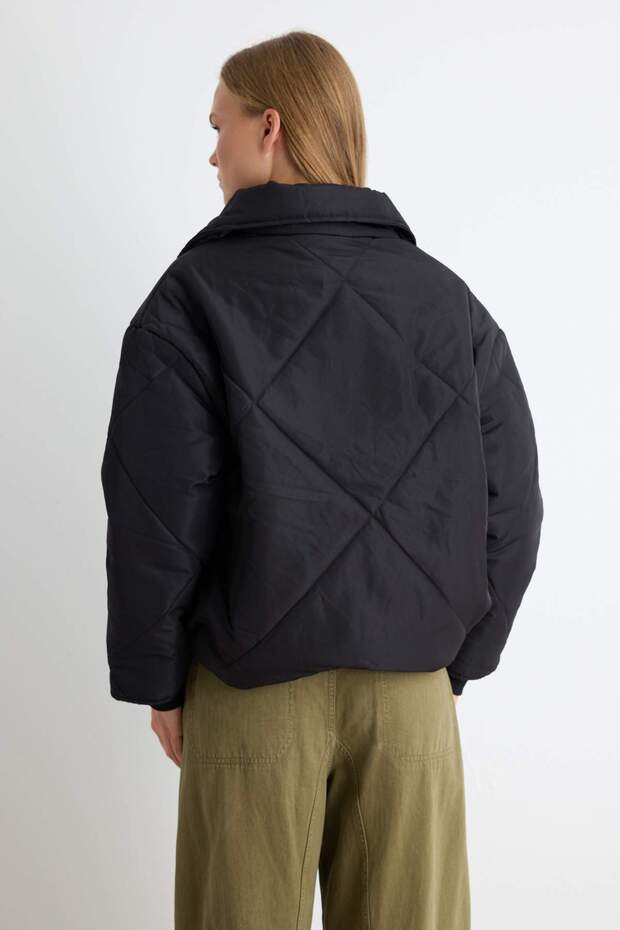 Siyah Oversize Kalıp Su İtici Şişme Kapitone Mont TWOAW24MO00146 - 5