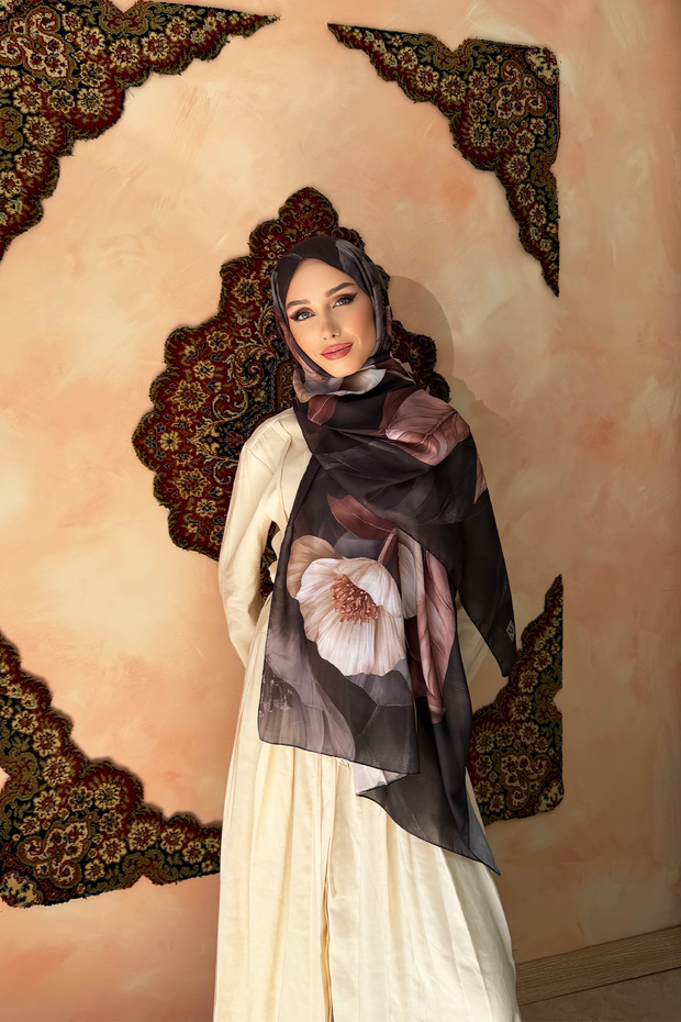 شال رقيق بنقشة زهور باللون الأسود