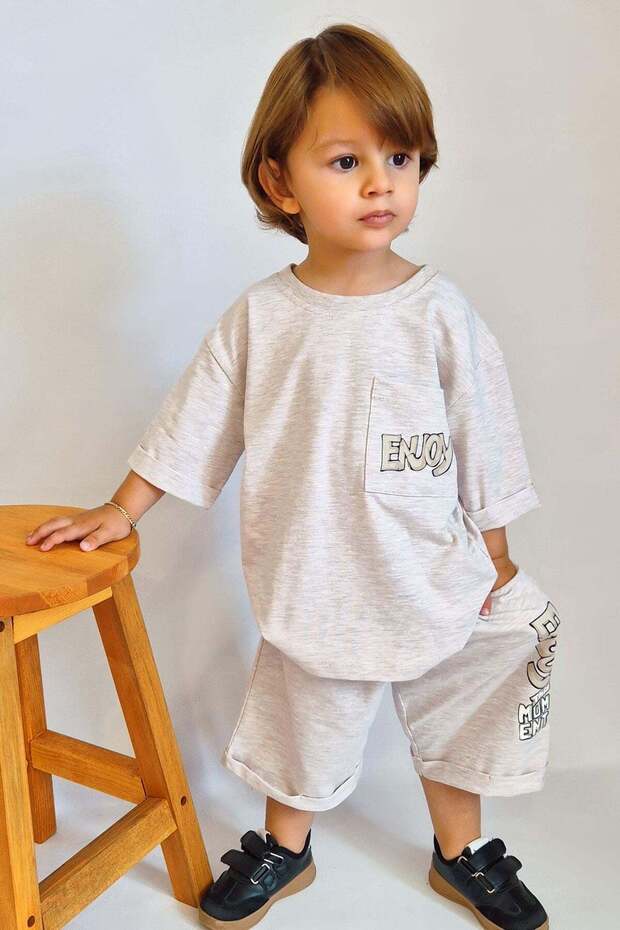 طقم شورت للأولاد بطبعة نصية ذات طابع ترفيهي، للأعمار من 3 إلى 7 سنوات، لون بيج ميلانج