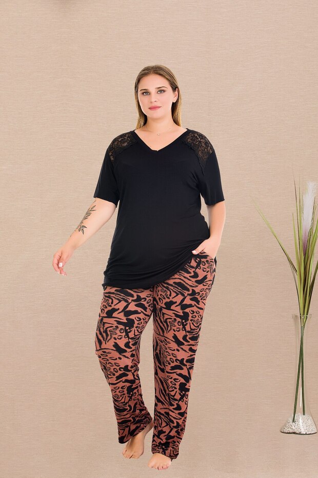 Short sleeve v neck lace detailed plus size pajama set