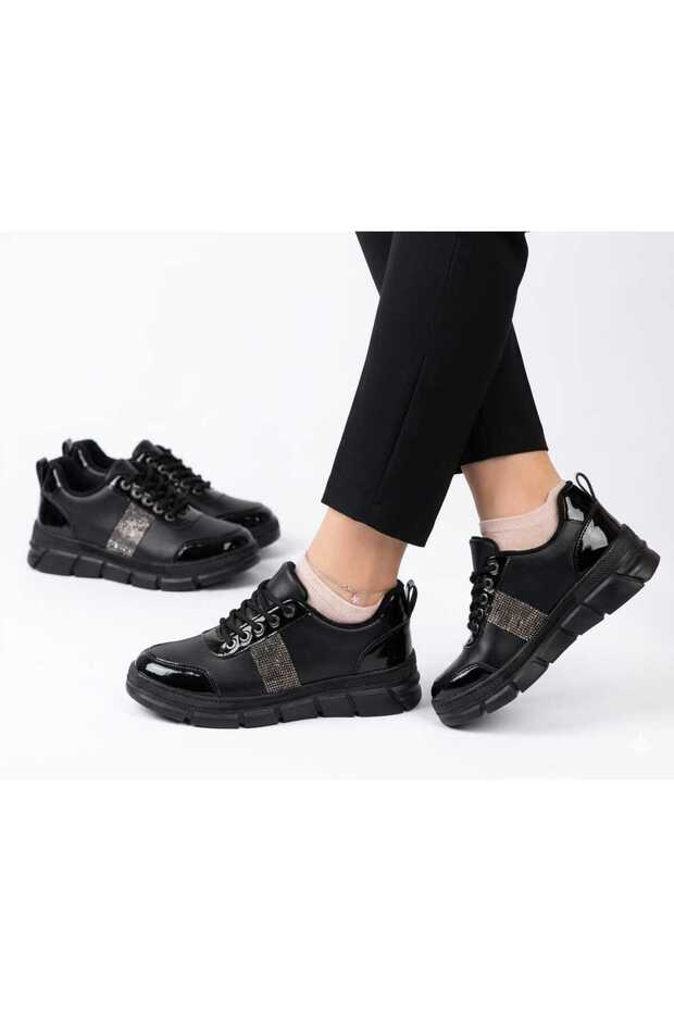 Sports shoes