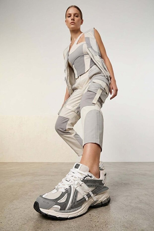 26Y321 Women's Classic Sneaker Gray