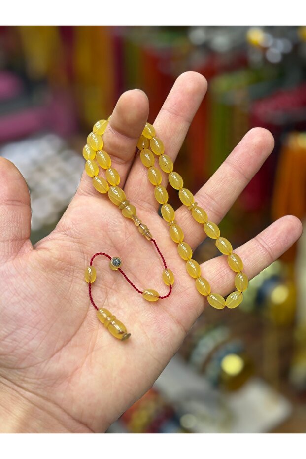 سبحة من الخرز الأصفر والعنبر، مصنوعة بحرفية عالية وتوقيع مميز، قابلة للتجميع.
