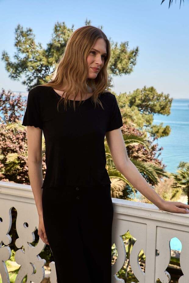 تيشيرت DEBRA بأكمام قصيرة من مزيج المودال - أسود