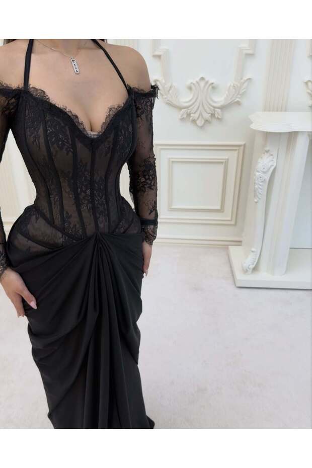 فستان سهرة أسود كورسيه دانتيل بأكتاف مكشوفة ودرابيه ساتان أنيق.