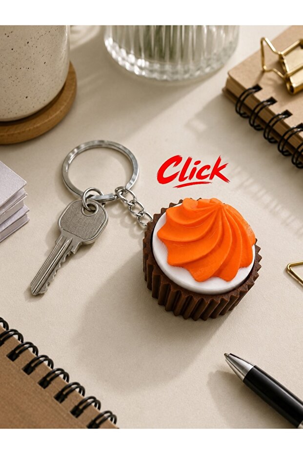 حلية للحقائب وسلسلة مفاتيح كليكير. كب كيك مزين بالزينة