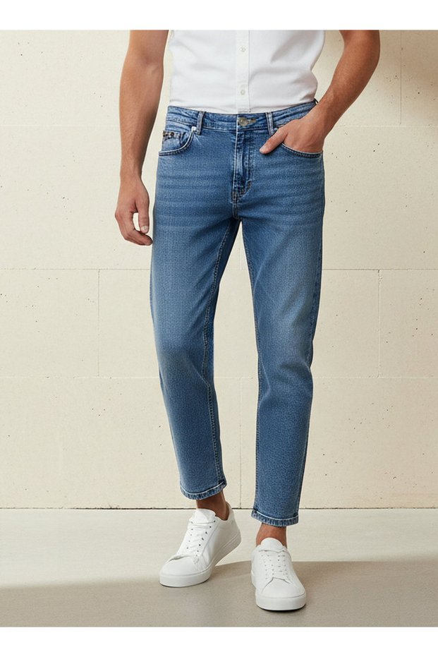 Men Regular Fit Mid-Rise Cropped Jeans