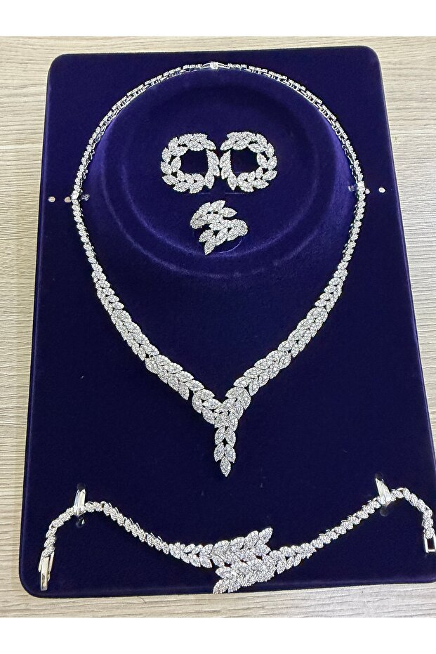 Zircon Set with Diamond Precision, High Quality from Meral