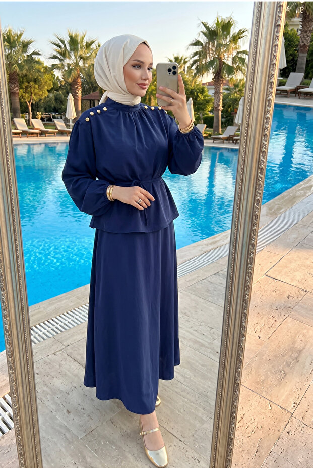 طقم نسائي من قماش الكبلا المستورد مكون من قطعتين مع تنورة مزينة بأزرار