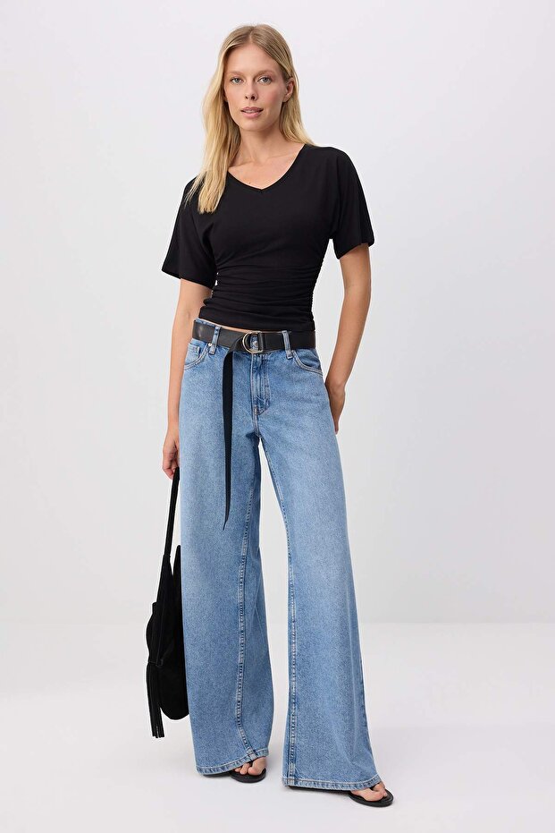 Trendyolmilla  Siyah Fitted/Vücuda Oturan V Yaka Büzgülü Pamuklu Esnek Örme T-Shirt TWOSS26TS00342 - Görsel 3