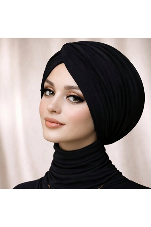 قبعة سوداء مطرزة
