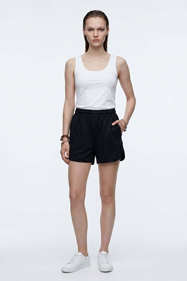 شورت رياضي أساسي للنساء