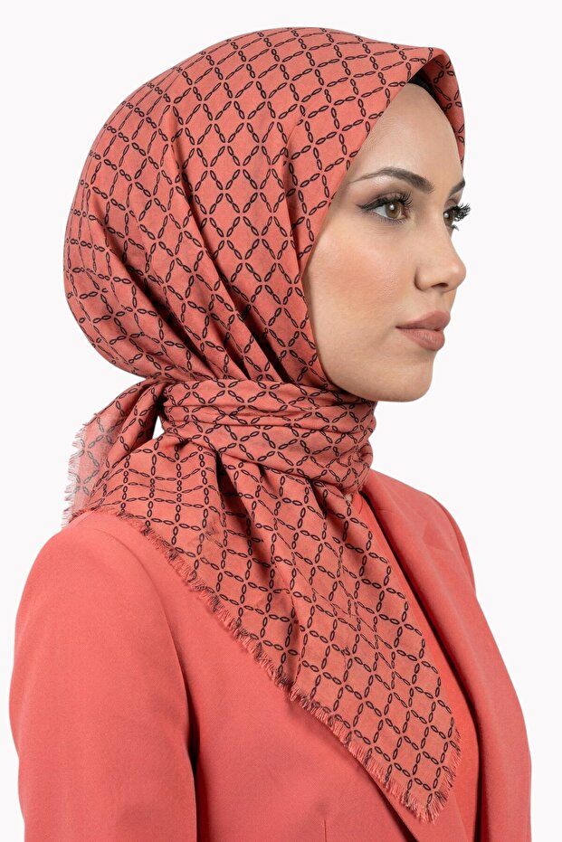 وشاح نسائي منقوش هندسيًا بنمط السلمون