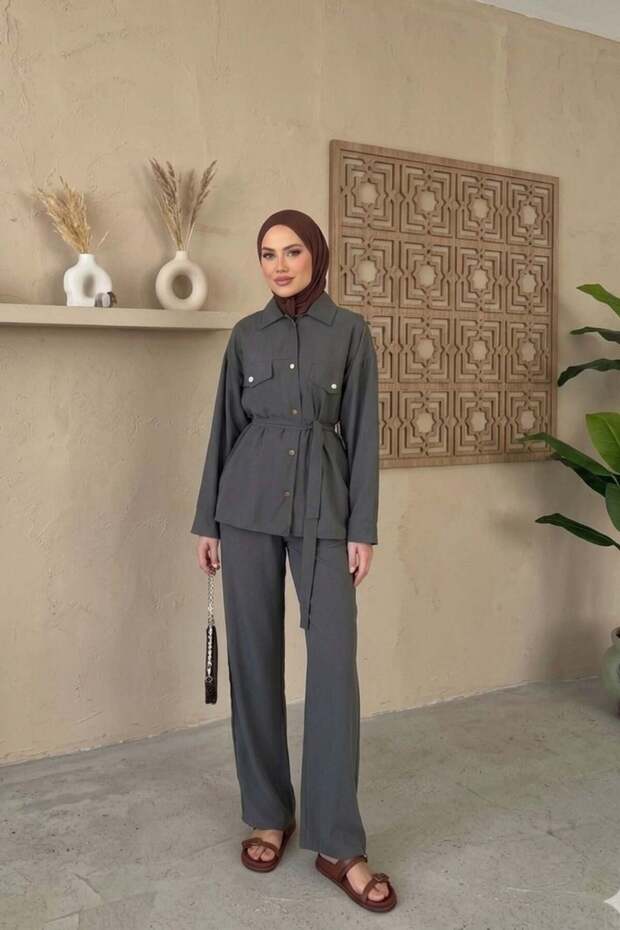 بدلة بيرو مودال مع بنطلون كاكي