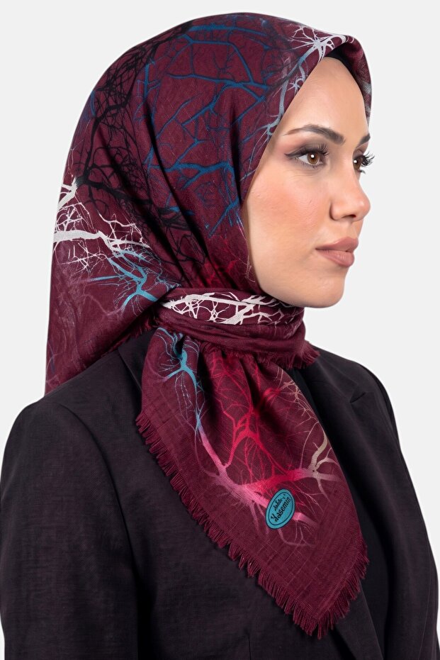 وشاح نسائي منقوش بتصميم فروع الشجر باللون الأزرق العنابي
