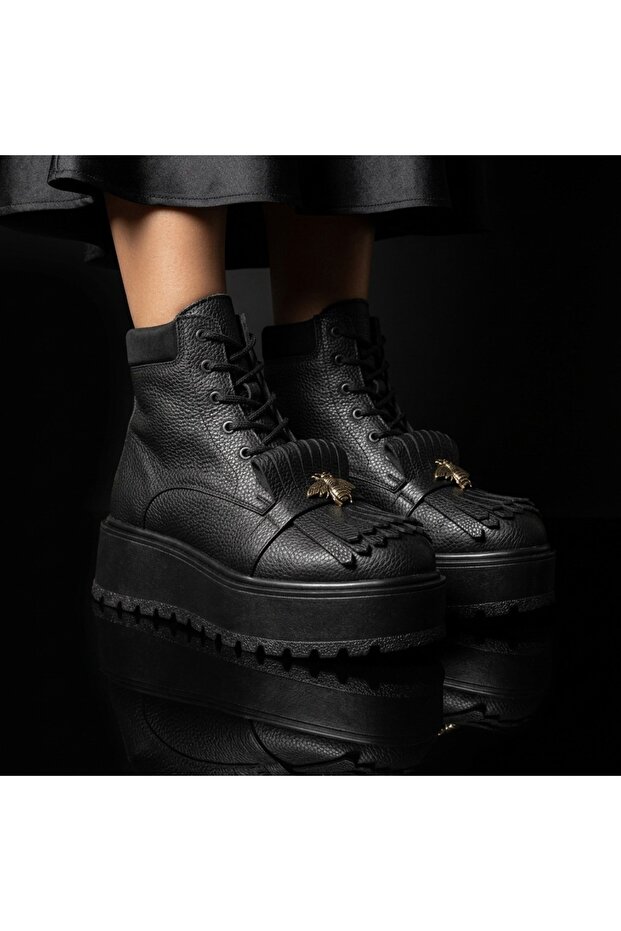 High-soled boots with a bee - 1