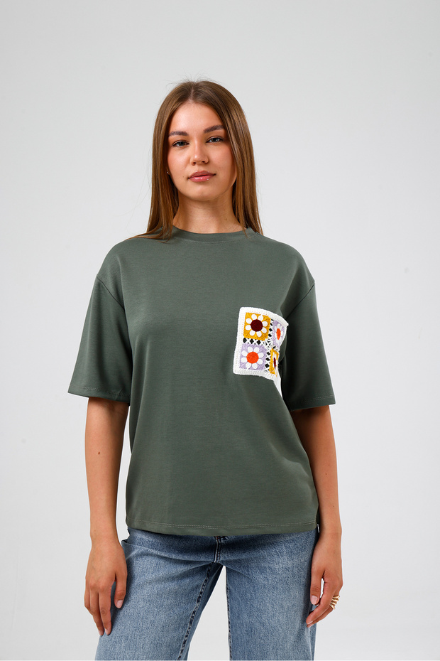 Embroidered Pocket Detailed Crew Neck T-Shirt