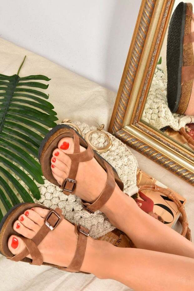 شبشب نسائي من جلد الغزال باللون البني K777613402