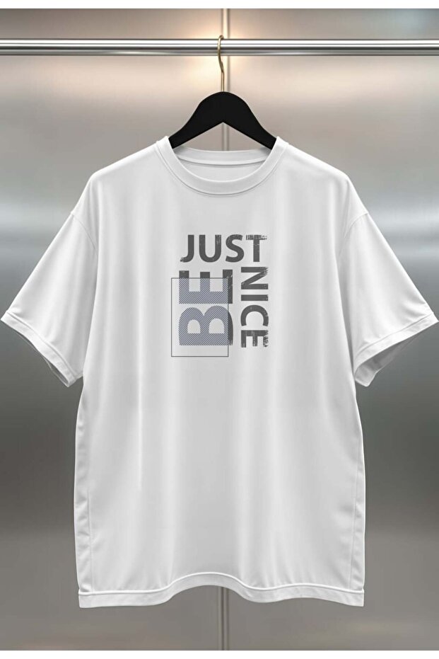 تي شيرت أبيض كبير الحجم للجنسين بطباعة رقمية من Just be Nice