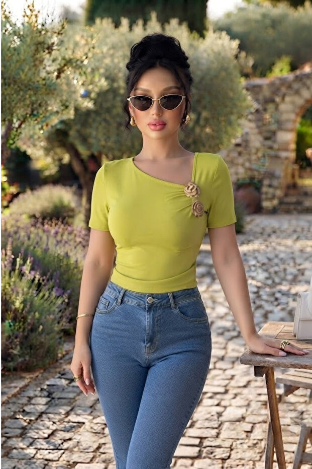 بلوزة أنيقة مزينة بمشبك