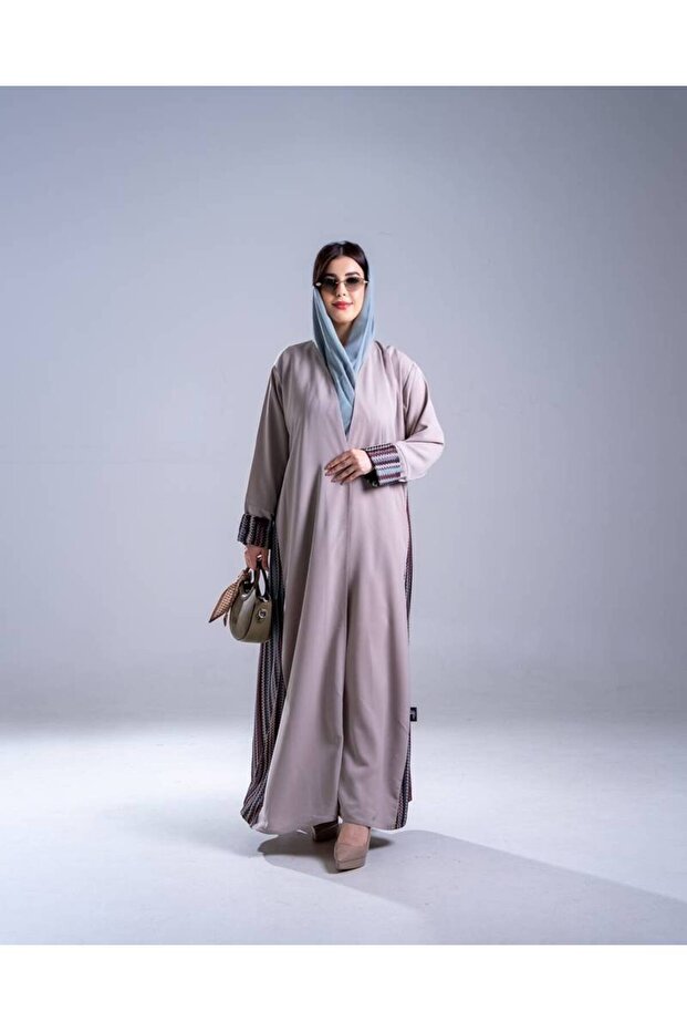 عباءة رسمية مع حواف مخططة