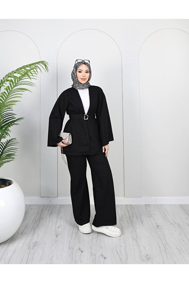 طقم سترة وبنطلون من الدنيم مع تفاصيل على الحزام