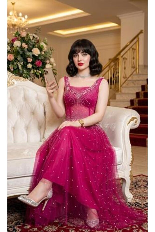 فستان فوشي مرصع بالكريستال