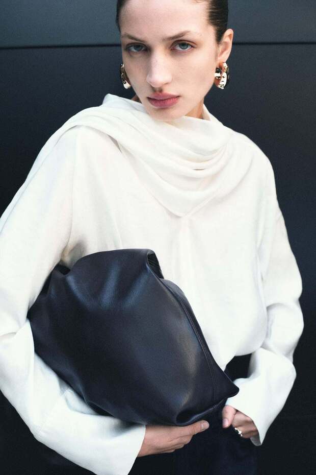 بلوزة بياقة وشاح