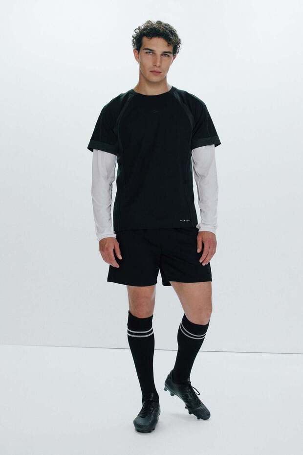Football shorts with DryMove™