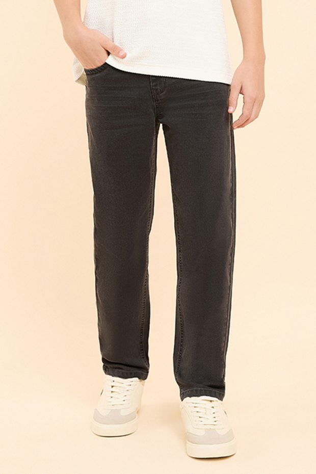 بنطال جينز مغسول بقصّة Slim Fit مع أزرار للإغلاق