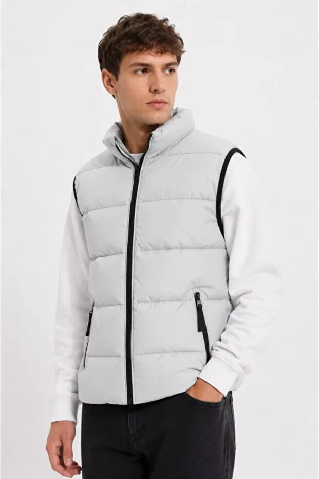 Men's padded vest with zipper, external pockets, internal pockets, fiber filling, and lined - grey