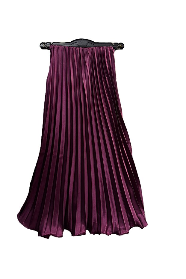 تنورة طويلة مطوية
