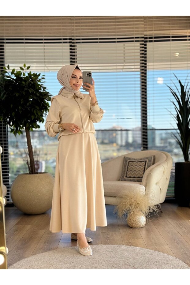 8447 بدلة بياقة من الفرو وسحاب أمامي باللون البيج