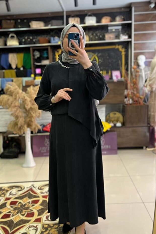 طقم تنورة مع ياقة مرصعة بالأحجار