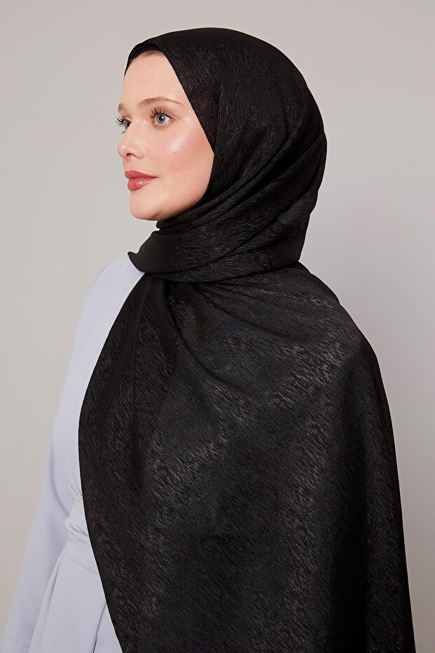 شال أسود مرصع بالألماس اللامع