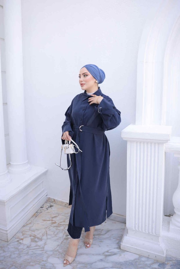 تونيك كبير الحجم باللون الأزرق الداكن مع حزام خصر وجيوب