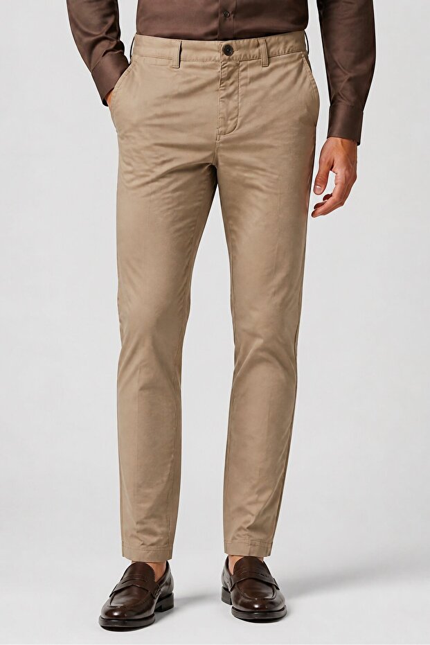 بنطال تشينو سادة بقصّة Slim Fit للرجال، لون بني