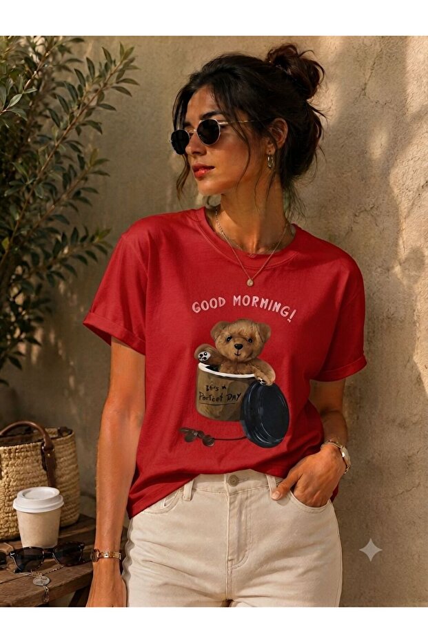 تي شيرت نسائي أساسي مطبوع رقميًا عليه عبارة Good Morning Teddy Bear