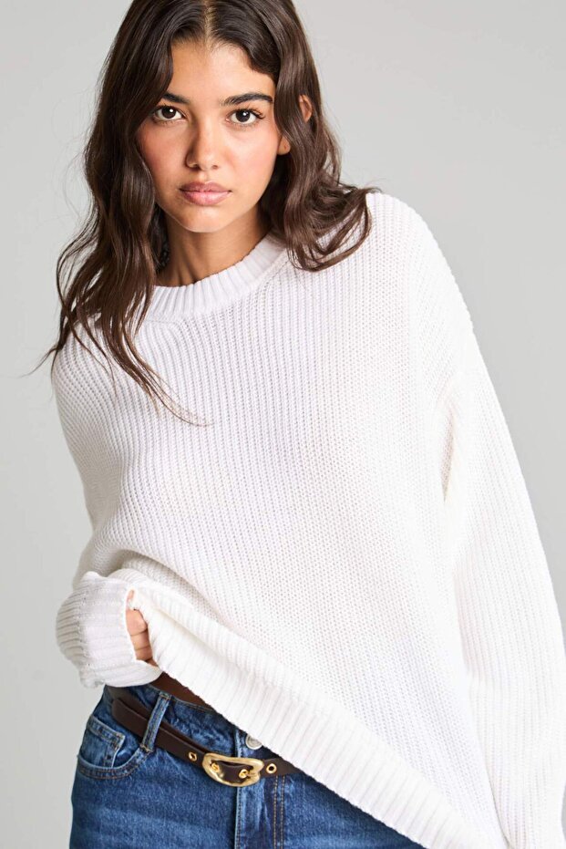 سترة تريكو أساسية ذات ياقة دائرية وأكمام طويلة من Regular Fit H6905AZ26WN