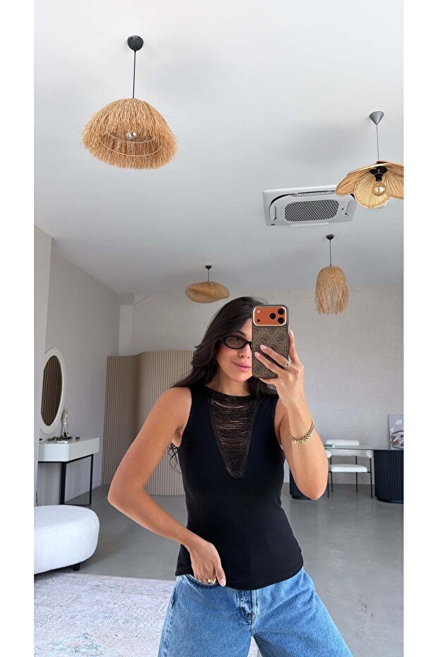 قميص رياضي من الكريستال الأسود المرصع بالأحجار