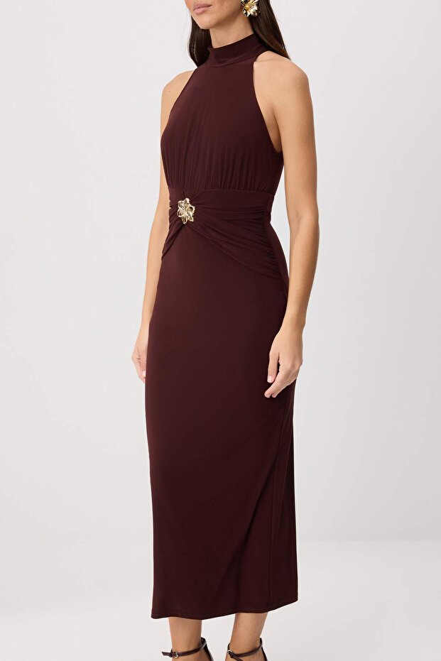 Kahverengi Bodycon Halter Yaka Kolsuz Aksesuar Detaylı Midi Esnek Örme Elbise TWOSS26EL00267 - 3