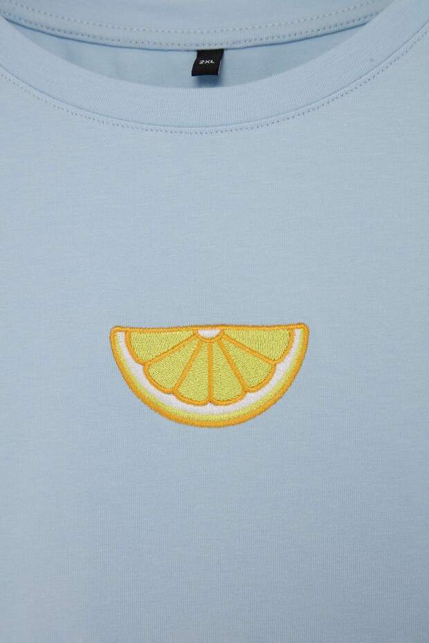 Mavi Limon Nakışlı Kol ve Etek Ucu Detaylı Vücuda Oturan Örme Büyük Beden T-shirt TBBSS26BF00053 - 6