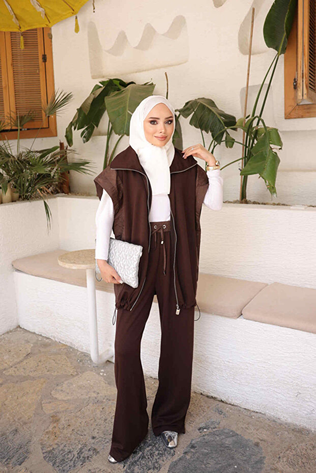 طقم سترة وبنطلون مزين باللون البني