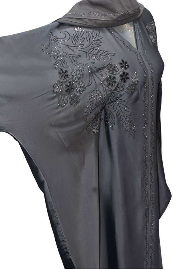 Chic Floral Embroidered Abaya – Modern Emirati Style