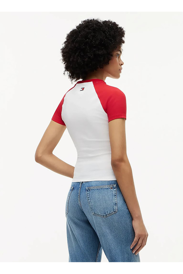 تي شيرت نسائي أبيض منقوش بمقاس قياسي TH X CF1 SCRIPT RAGLAN TEE