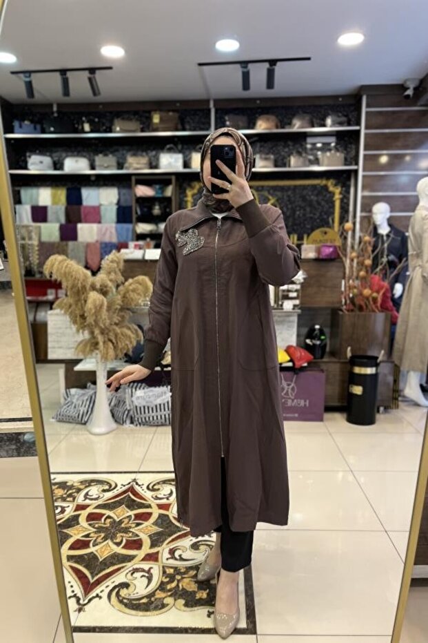 حقيبة بسحاب أمامي مزينة بالخرز