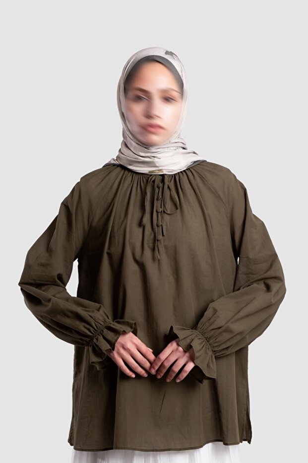 بلوزة قطنية مزركشة باللون الكاكي