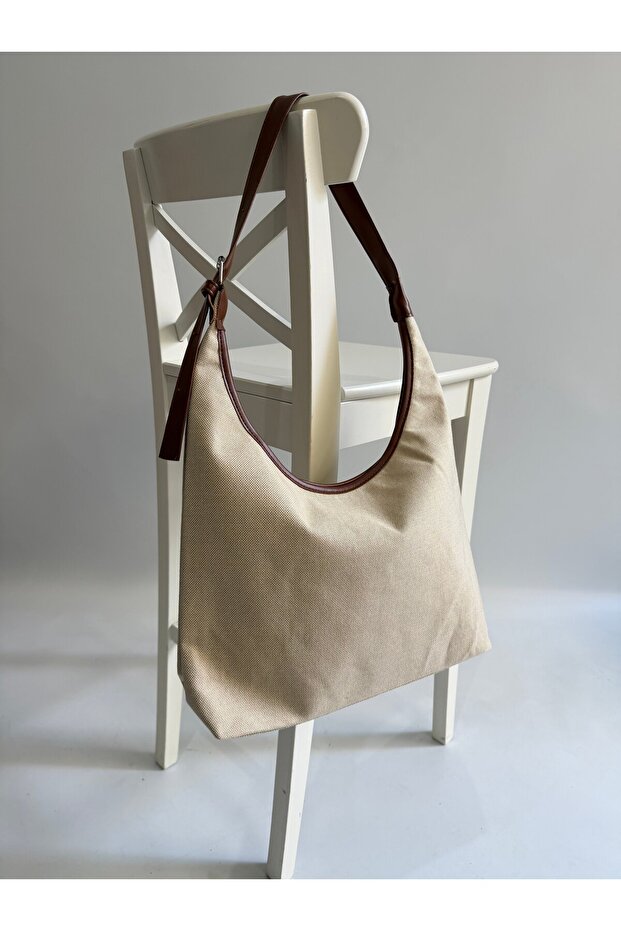 Ema Model Hand and Women's Shoulder Bag Linen Tan
