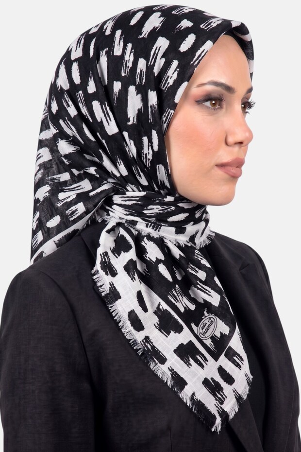 وشاح نسائي من قماش التيمبليه المزخرف باللونين الأسود والأبيض